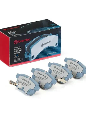 Odeslání Ihned Sada brzdových destiček, kotoučová brzda BREMBO P 83 133E